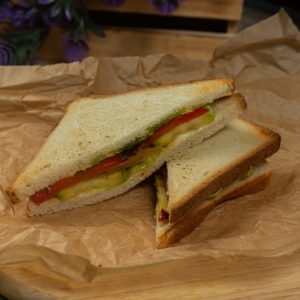 Сэндвич с овощами на гриле и соусом песто