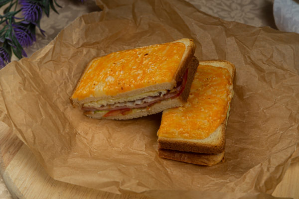 Горячий сэндвич с ветчиной и сыром