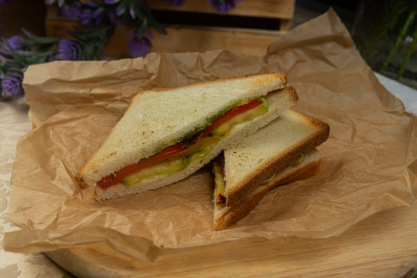 Сэндвич с овощами на гриле и соусом песто